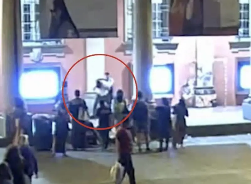 "Siete morti". L'agguato choc degli studenti di sinistra. Il video esclusivo