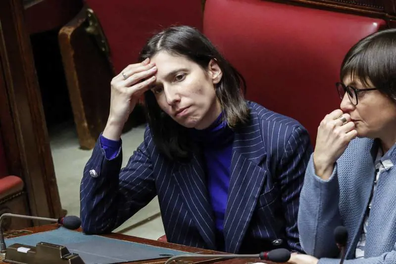 "Sinistra fucsia e radical chic...". Ora Schlein fa litigare i comunisti