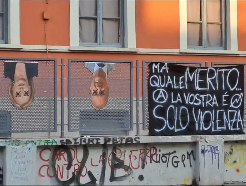 "Attacchi repressivi". I centri sociali giustificano le foto choc