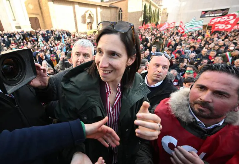 Liberal Usa incoronano la Schlein per colpire Meloni