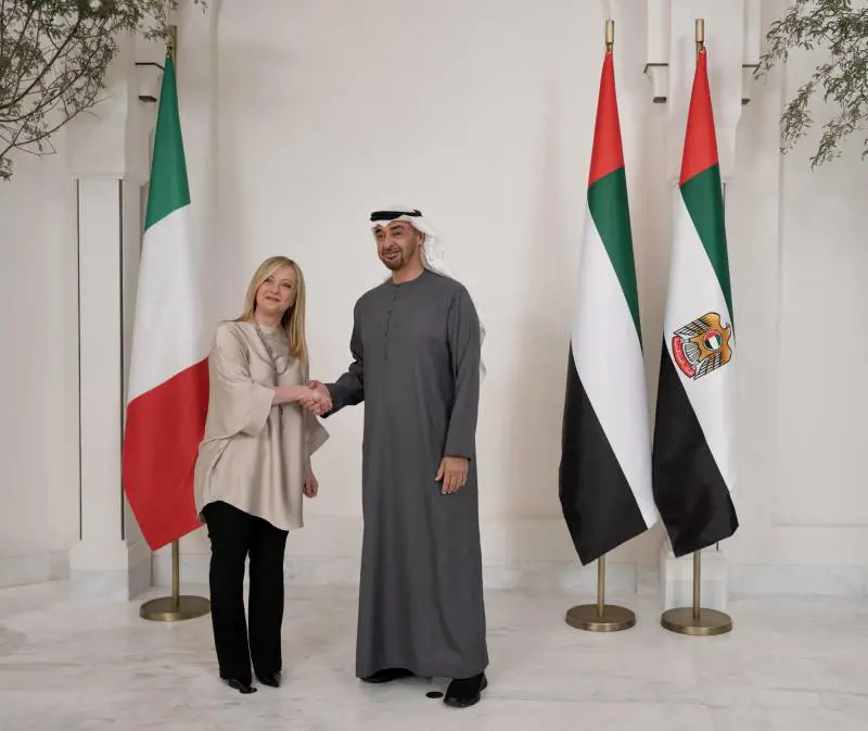 La premier negli Emirati ricuce lo strappo di Conte. Descalzi blindato all'Eni