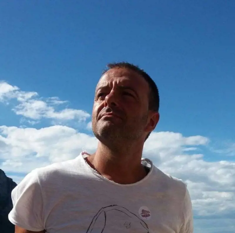 Poliziotto-eroe si tuffa per salvare un anziano. Ma i due annegano abbracciati nel canale