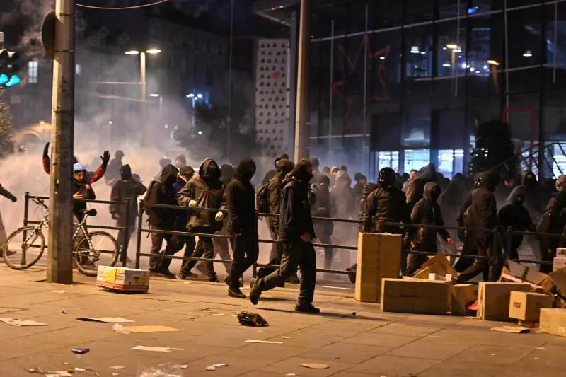 "Terroristi di piazza". Ma gli anarchici piagnucolano: "È guerra sociale"