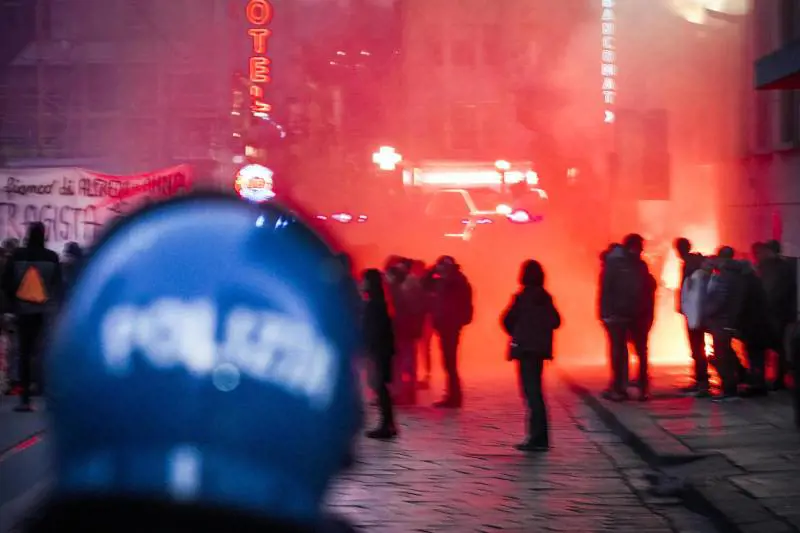 "Basta spazi comunali alla radio anarchica". L'appello di Fdi dopo i disordini di Torino