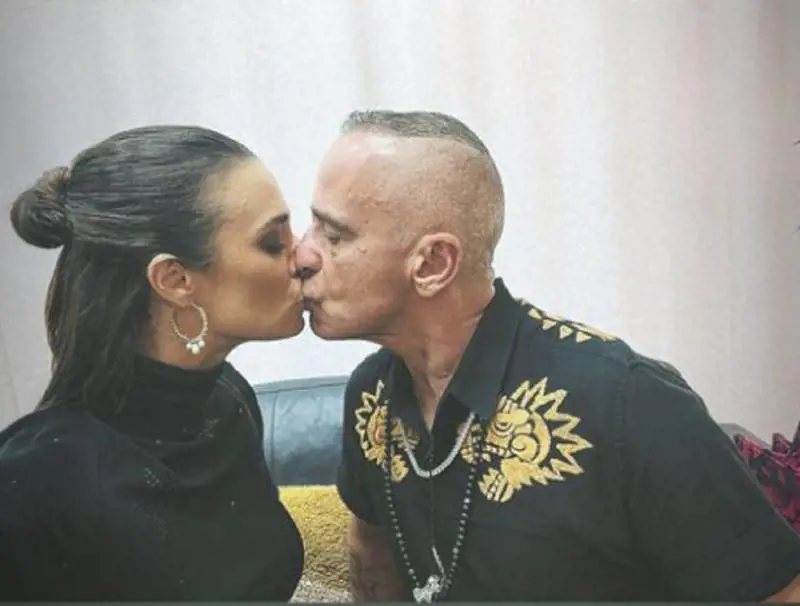 "Nonno e di nuovo papà". La bomba su Eros e la nuova compagna incinta