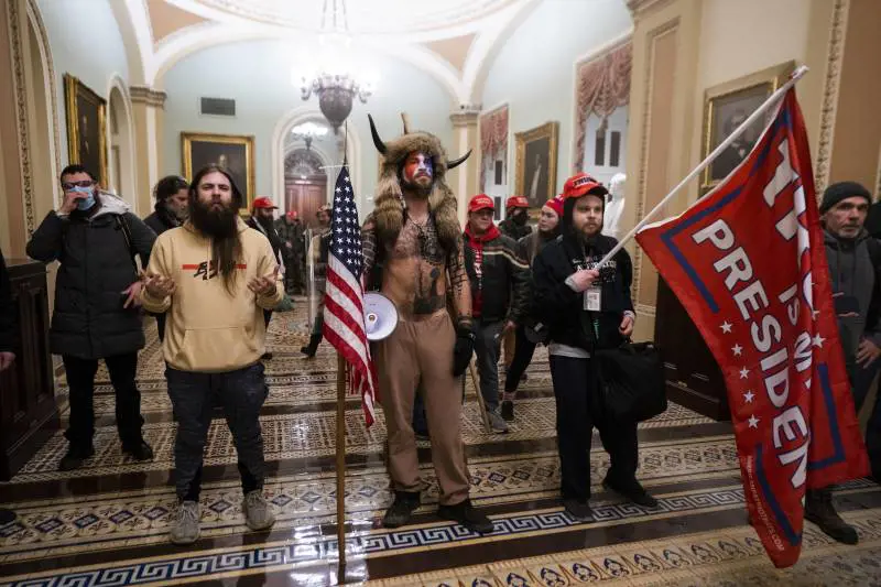 Rispunta lo "Sciamano" di Capitol Hill: il complottista di QAnon si candida al Congresso