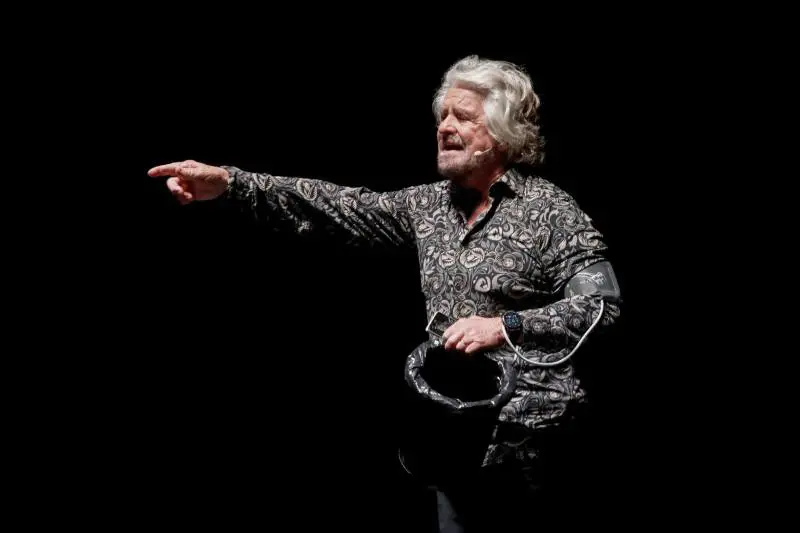 "Io mi sento tradito come Gesù". L'ultima sparata di Beppe Grillo