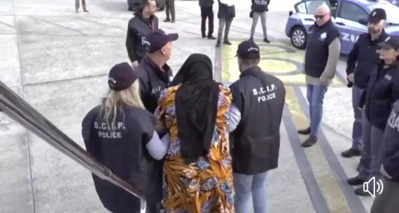 L'arrivo all'aeroporto di Roma Ciampino della latitante nigeriana Jeff Joy