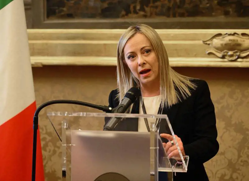 La sinistra mette la svastica alla Meloni