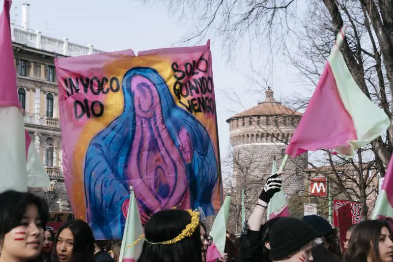Il neofemminismo finge di difendere le donne