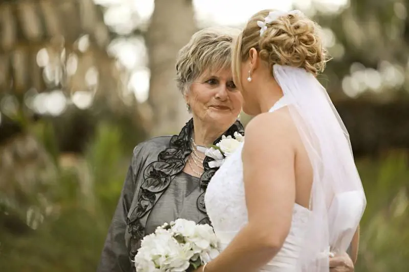 Over, ecco cosa indossare (e cosa no) ad una cerimonia a 60 anni