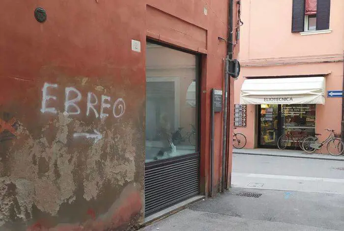 La scritta comparsa a Ferrara