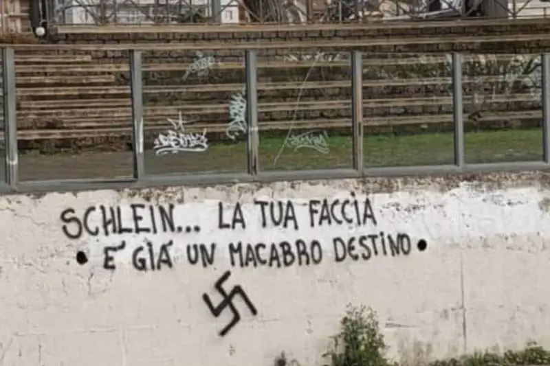 "La tua faccia..:". Svastica e insulti contro la Schlein
