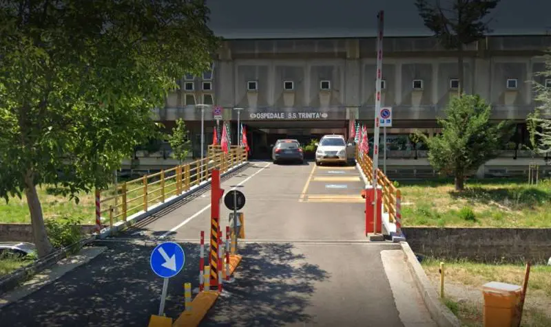In ospedale non c'è posto: anziano con ischemia muore nel parcheggio
