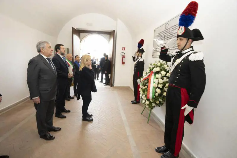 "Mai più viaggi della morte". A Cutro la Meloni svela la targa con le parole del Papa