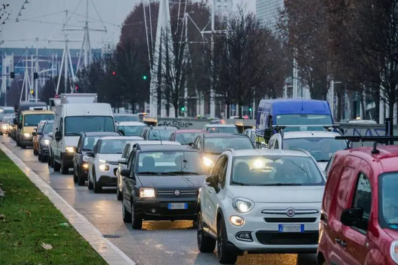 Carburanti, stallo e caos alla Ue. "Le emissioni di Co2 vanno ricalcolate"