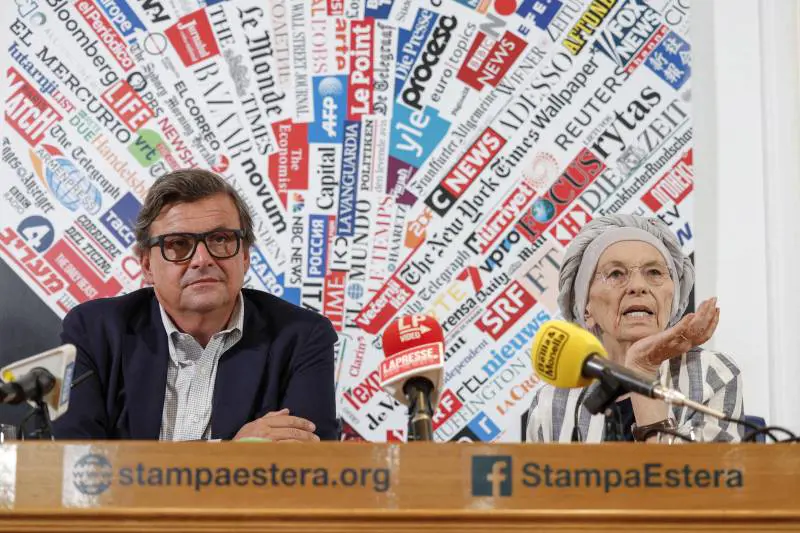 "Voltafaccia", "Rancorosa". Volano gli stracci tra Bonino e Calenda