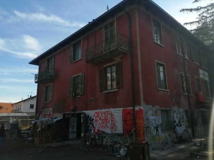 "Volevano aiutare i migranti". Così le toghe assolvono gli anarchici abusivi