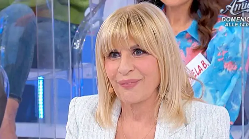 "L'ascella...", "Non leccare". Esterna a luci rosse tra Gemma e Silvio