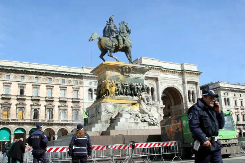 I cattivi maestri degli ecovandali: il prof che firma il gesto al Duomo