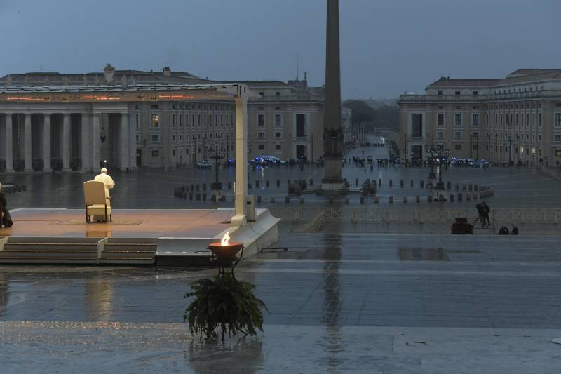 Benedizione "Urbi et Orbi" davanti a una piazza San Pietro deserta per il lockdown, Città del Vaticano 27 marzo 2020