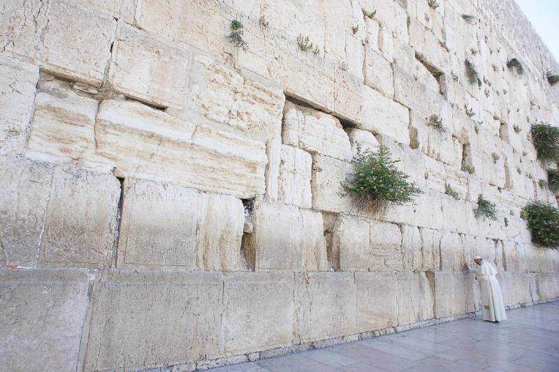 Papa Francesco visita il Muro Occidentale, o Muro del Pianto, a Gerusalemme, 26 maggio 2014.