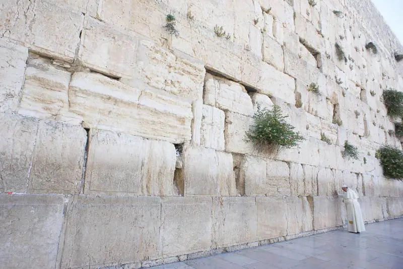 Papa Francesco visita il Muro Occidentale, o Muro del Pianto, a Gerusalemme, 26 maggio 2014.