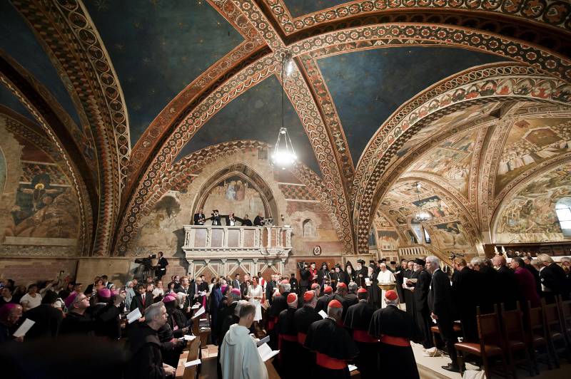Papa Francesco durante un incontro interreligioso di preghiera ad Assisi, 20 settembre 2016.
