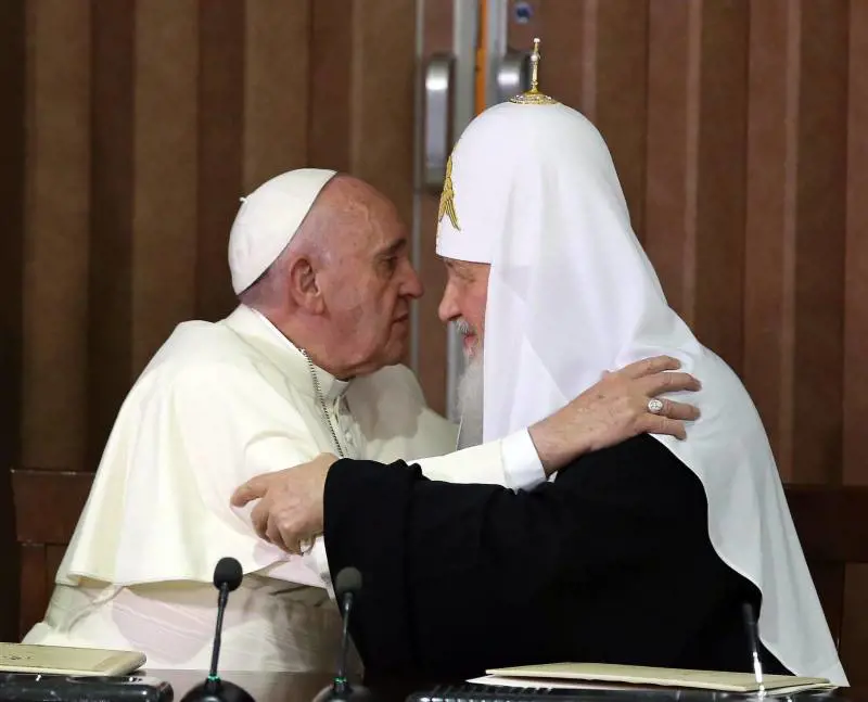Papa Francesco abbraccia il patriarca ortodosso russo Kirill all'aeroporto Jose Marti dell'Avana, Cuba, 12 febbraio 2016.