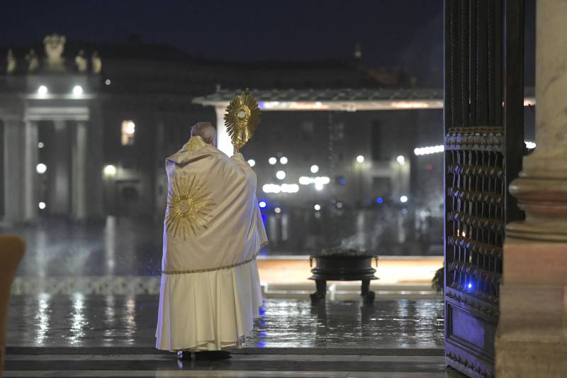 Papa Francesco durante una benedizione straordinaria "Urbi et Orbi", normalmente impartita solo a Natale e Pasqua, in risposta alla pandemia globale del coronavirus (Covid-19), Città del Vaticano, 27 marzo 2020.