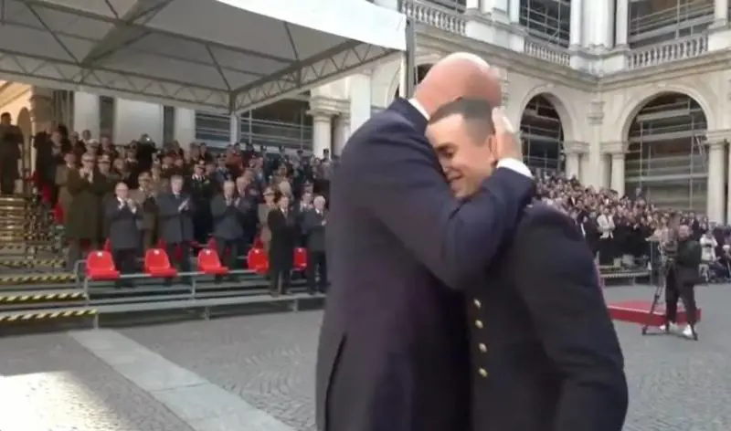 "Talvolta occorre rompere i protocolli": Crosetto e il gesto che emoziona