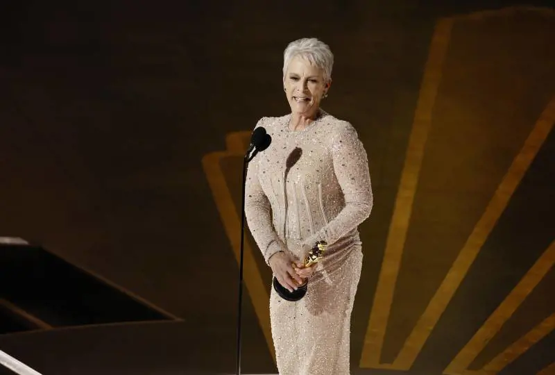 Jamie Lee Curtis premiata con l'Oscar come miglior attrice non protagonista per "Everything Everywhere All At Once"