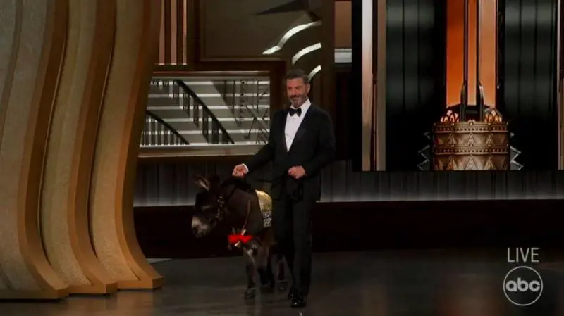 L'asinella Jenny sul palco con Jimmy Kimmel