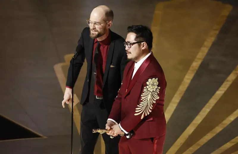 Daniel Kwan & Daniel Scheinert premiati con l'Oscar per la migliore sceneggiatura originale per il film "Everything Everywhere All at Once"