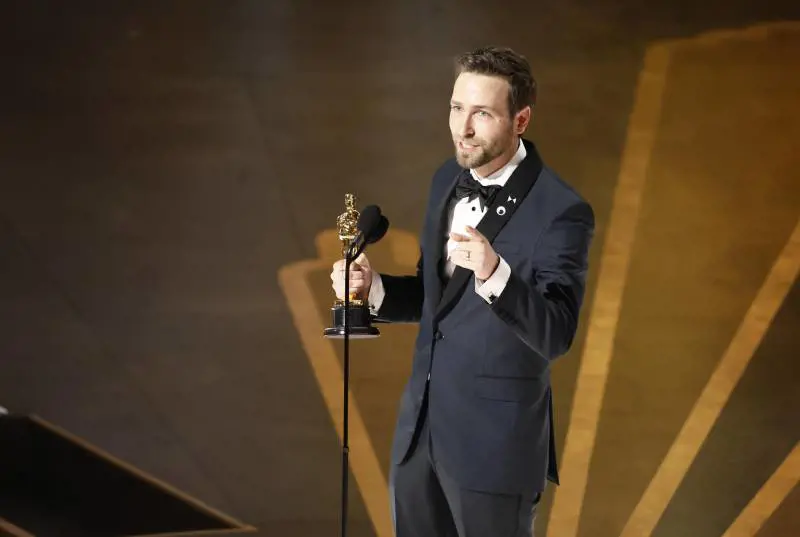 Paul Rogers premiato con l'Oscar per il miglior montaggio per il film "Everything Everywhere All at Once"