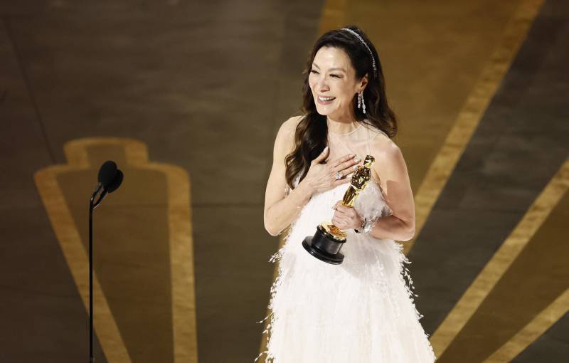 Michelle Yeoh premiata con l'Oscar per la migliore attrice protagonista per il film "Everything Everywhere All at Once"