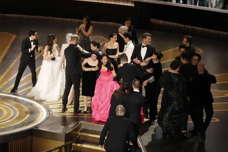"Everywhere All at Once" premiato con l'Oscar per il miglior film 