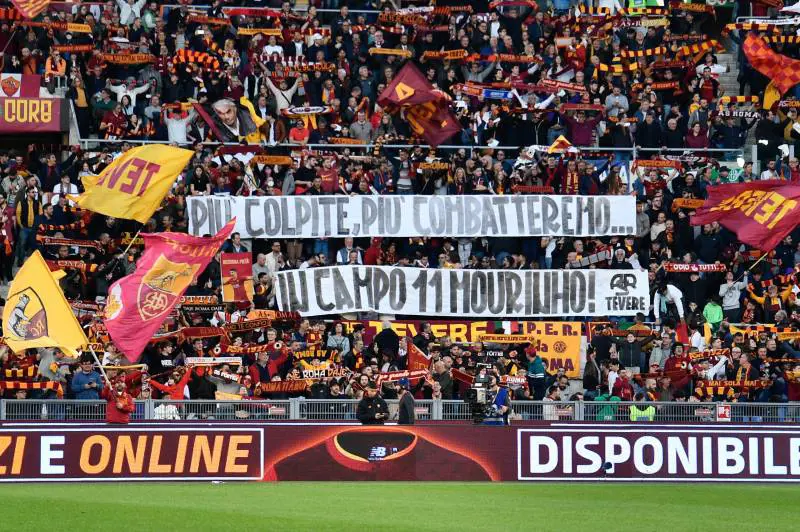 Roma, il veleno di Mou fa perdere la testa tra "pañolada" e rossi
