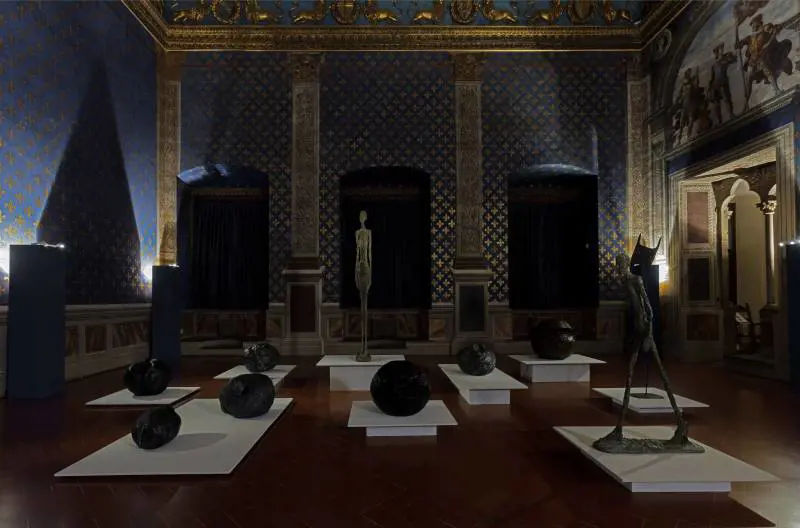 Il dialogo invisibile che avvicina Fontana e Giacometti