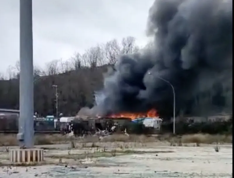 Notte di paura a Roma, a fuoco una discarica abusiva