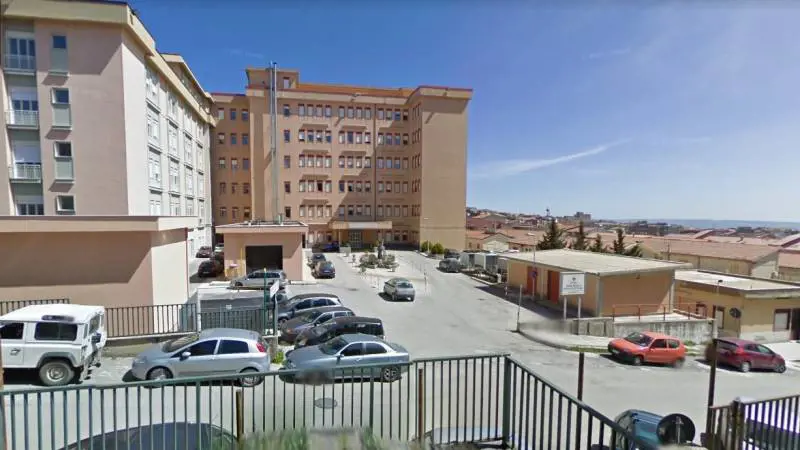 Ospedale a corto di personale, in arrivo i medici di Messi e Maradona
