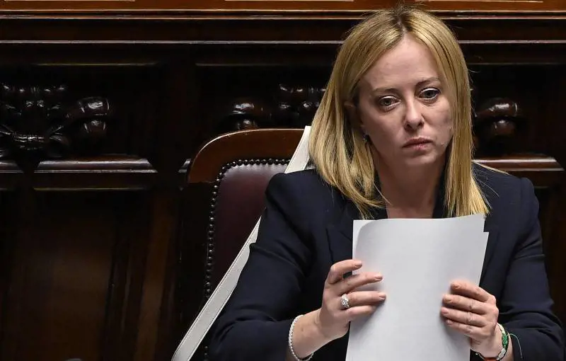 Migranti, Meloni inchioda la sinistra: "Mette in discussione l'onore dell'Italia per i suoi fini"