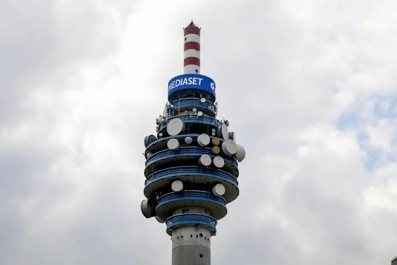 Una fake l'effetto Giambruno sul calo in Borsa di Mediaset