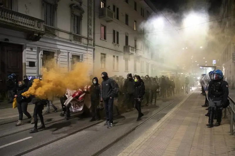 Dax, antagonisti in corteo a Milano. Ed è allarme anarchici