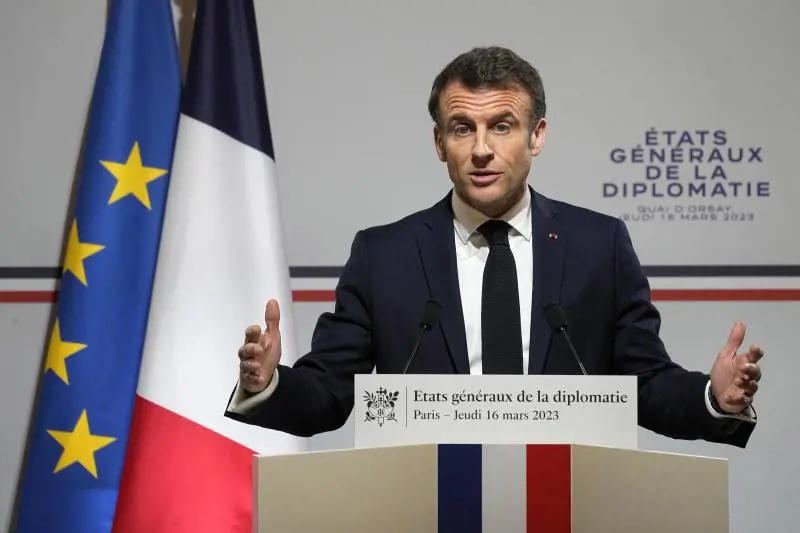 Macron vince sulle pensioni. Il sì dei giudici incendia il Paese