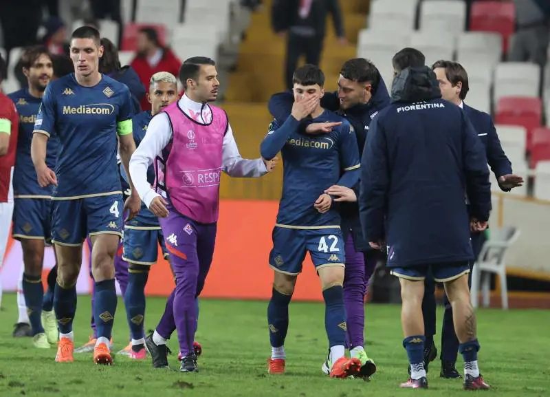 Pugno in faccia e naso fratturato: Bianco aggredito in campo da un tifoso turco