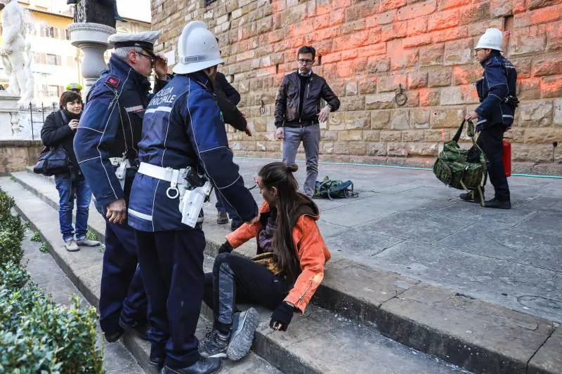 Da "guerrieri" a "barbari". La sinistra si sveglia ora sugli eco-vandali