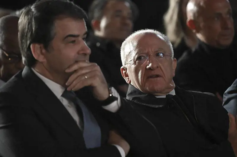 "È un malvivente", "Mi ringrazierai". Scintille tra Vincenzo De Luca e Fitto