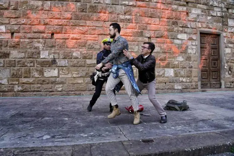 La Schlein "difende" gli eco-vandali. E Renzi la gela così