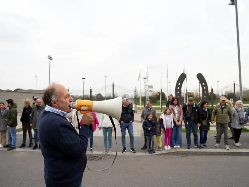 Il "girotondo" green contro lo stadio che imbarazza il sindaco